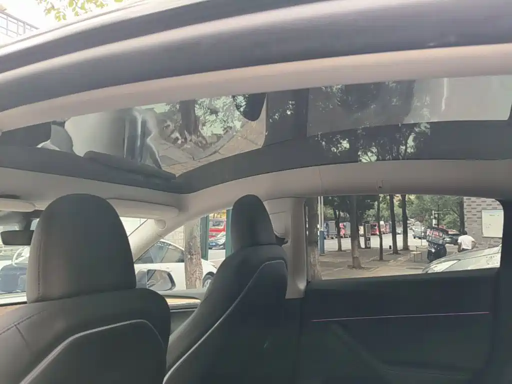 Tesla Model Y — миниатюра 18