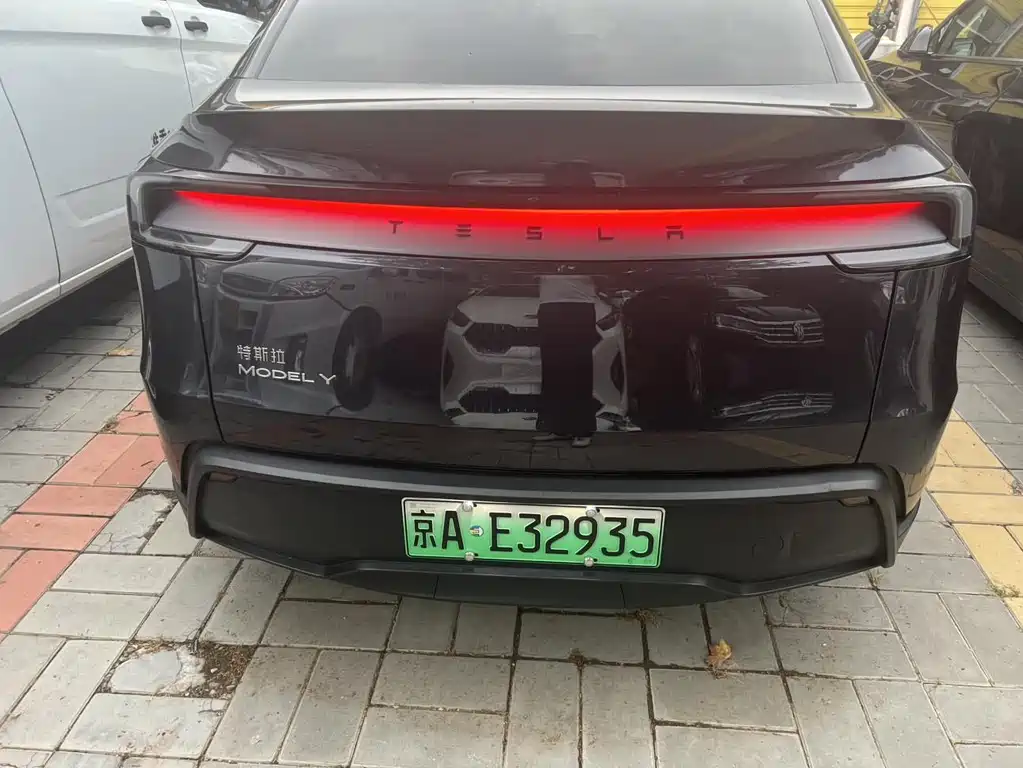 Tesla Model Y — миниатюра 12