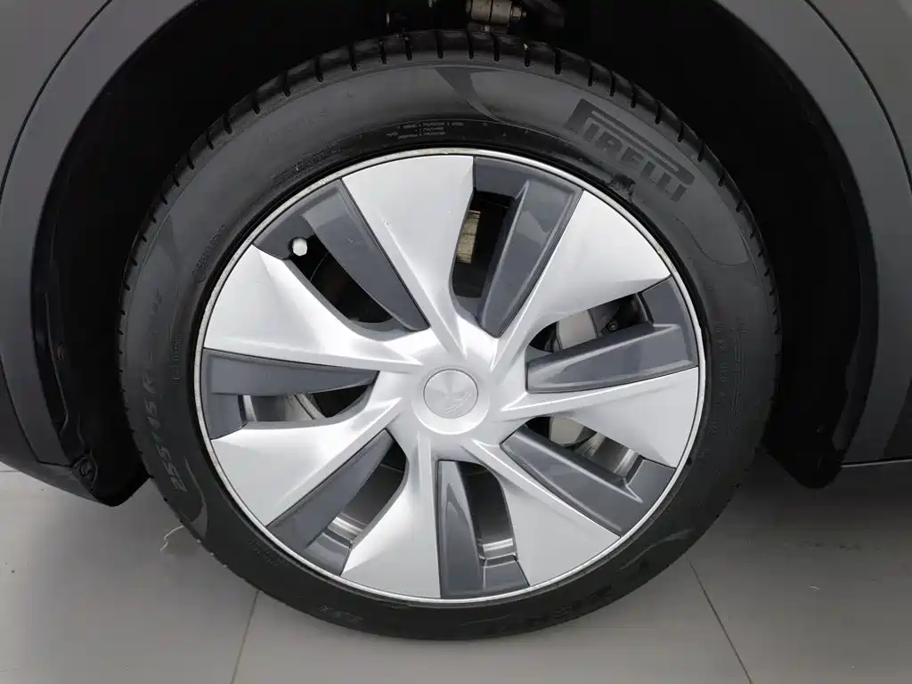Tesla Model Y — миниатюра 17