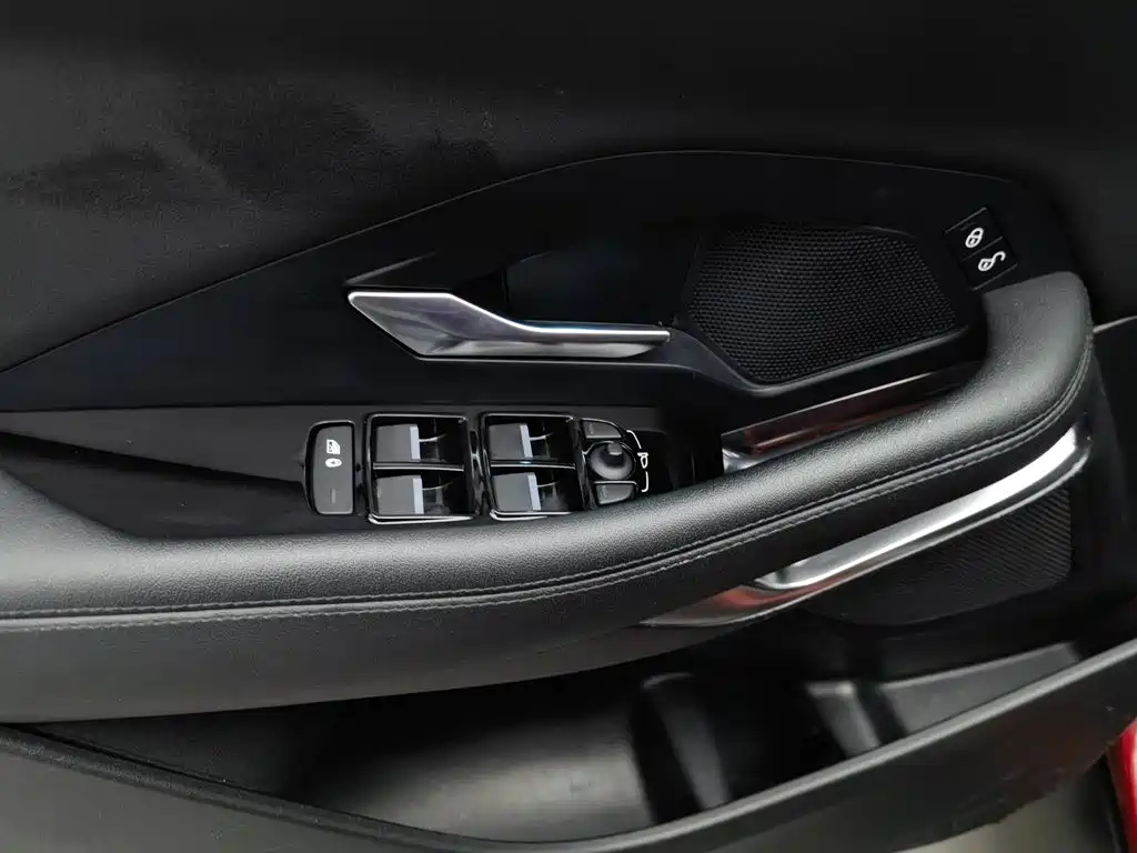 Jaguar E-PACE — миниатюра 9
