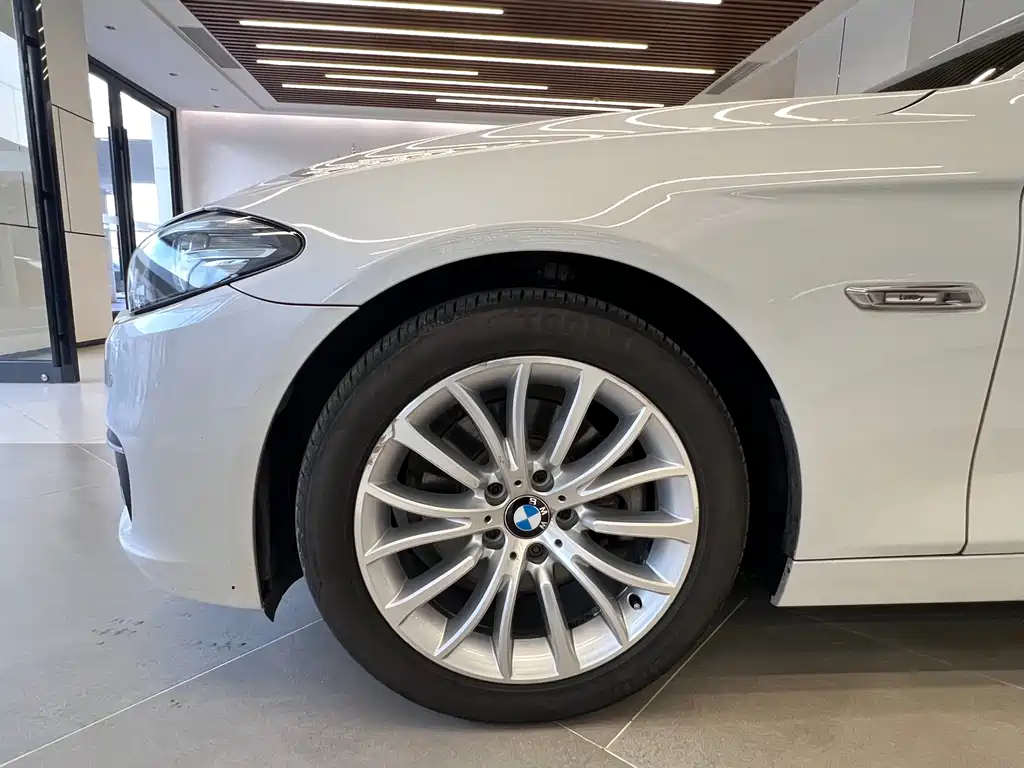 BMW 5 Series — миниатюра 4
