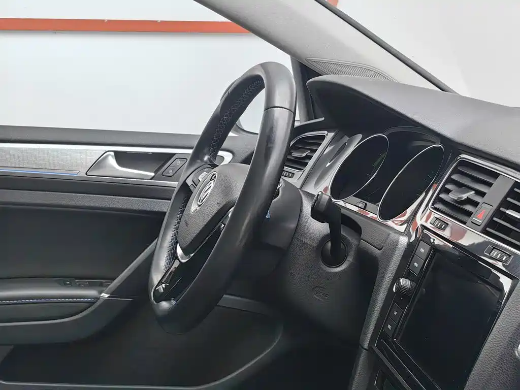 Volkswagen Golf EV — миниатюра 22