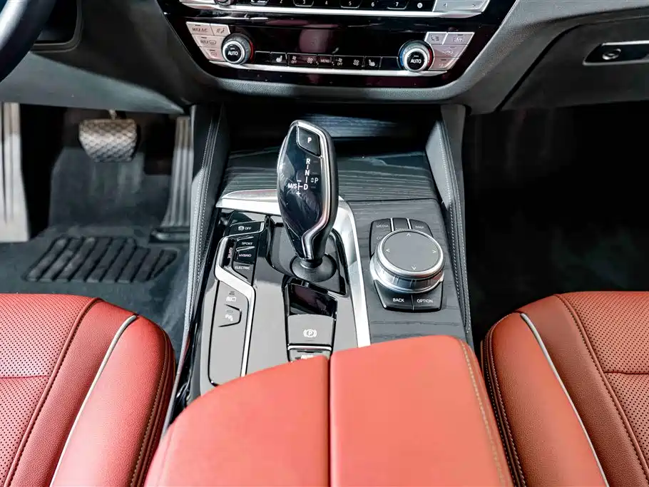 BMW 5 Series New Energy — миниатюра 12