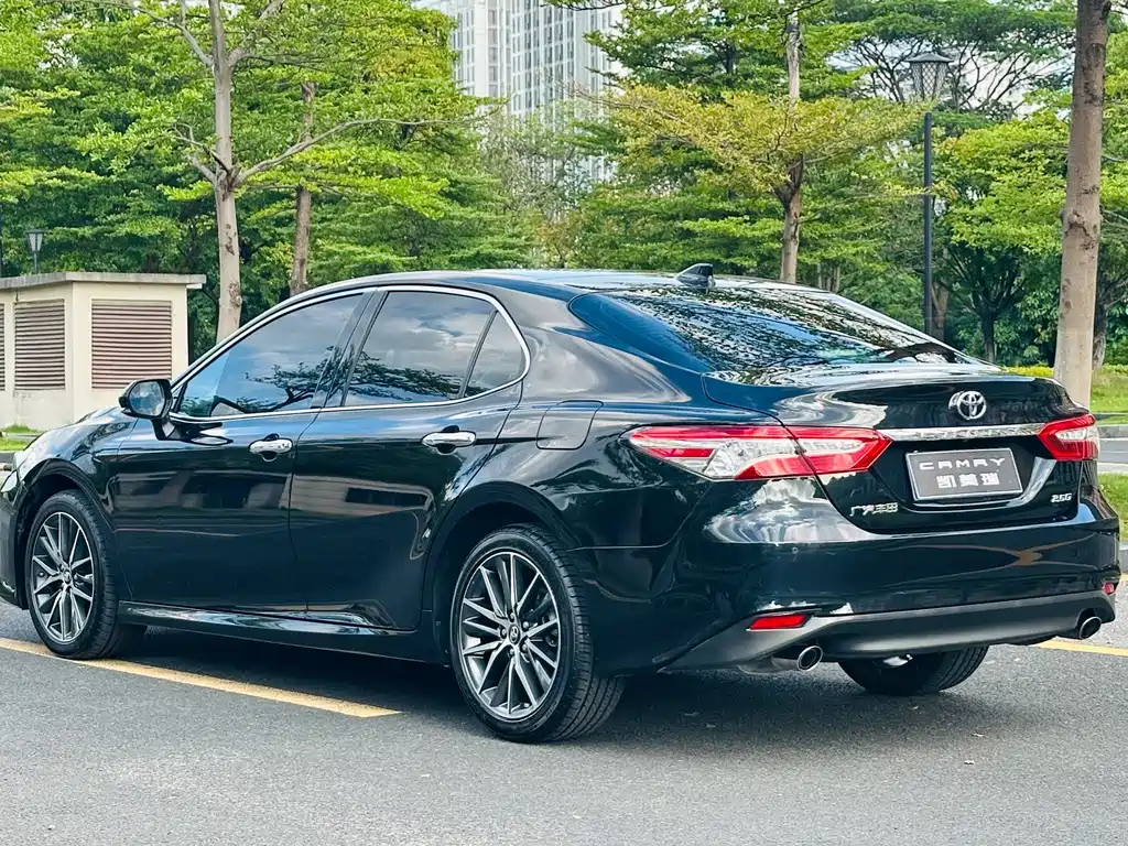 Toyota Camry — миниатюра 8
