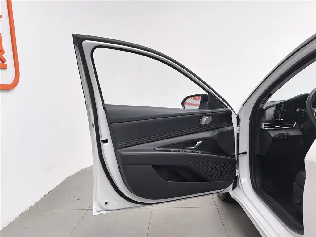 Hyundai Elantra 2022 1.5L CVT LUX Luxury