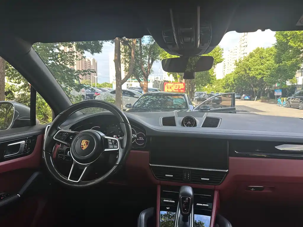 Porsche Cayenne — миниатюра 13