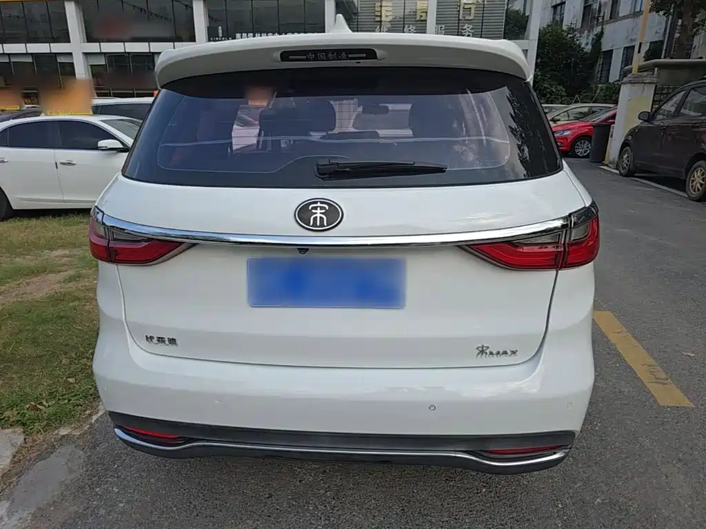 BYD MAX — миниатюра 6