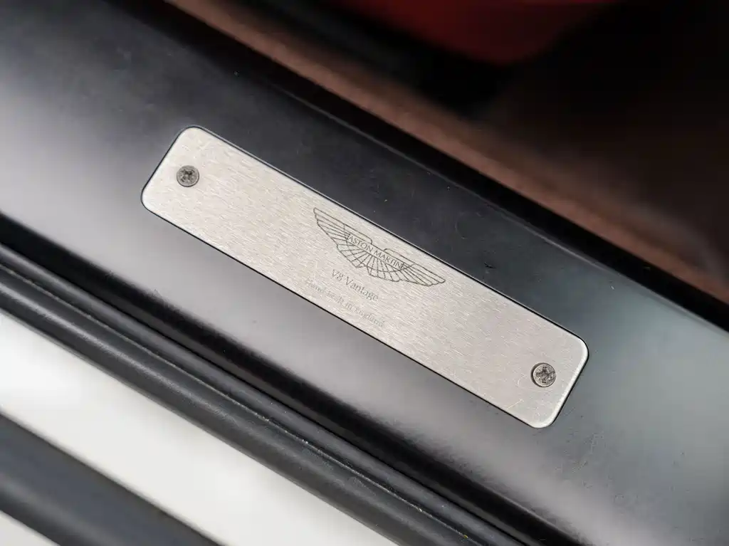 Aston Martin V8 Vantage — миниатюра 12
