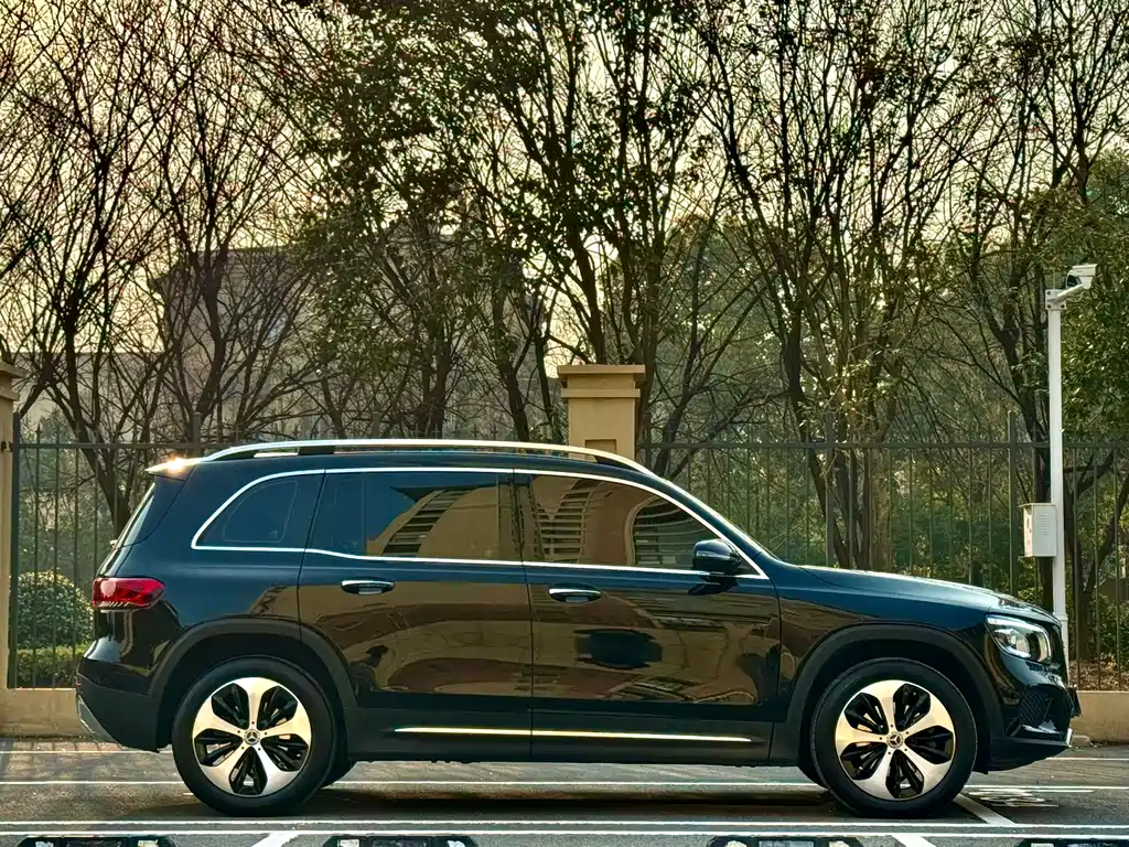 MERCEDES-BENZ GLB