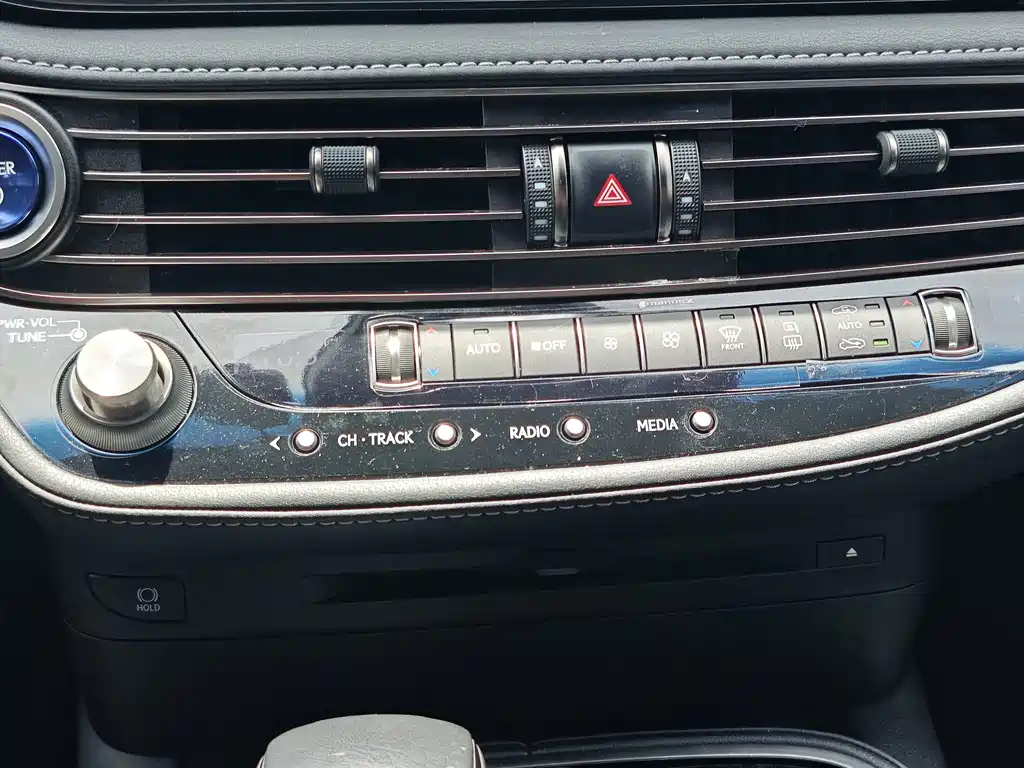 Lexus LS — миниатюра 10