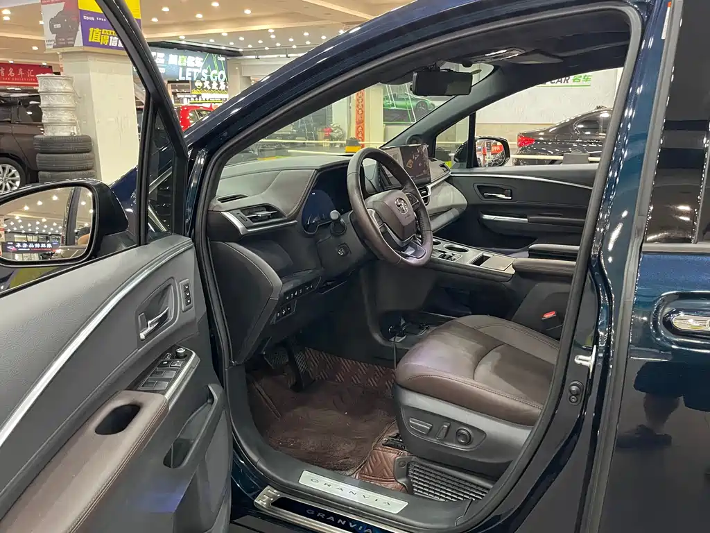Toyota Granvia 2023 2.5L Flagship VIP