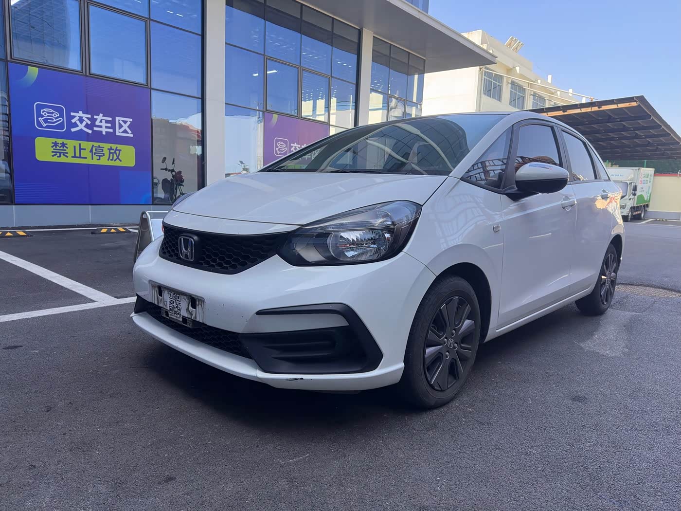 Honda Fit 1.5 л 2023 г. Белый, пробег 15000 км