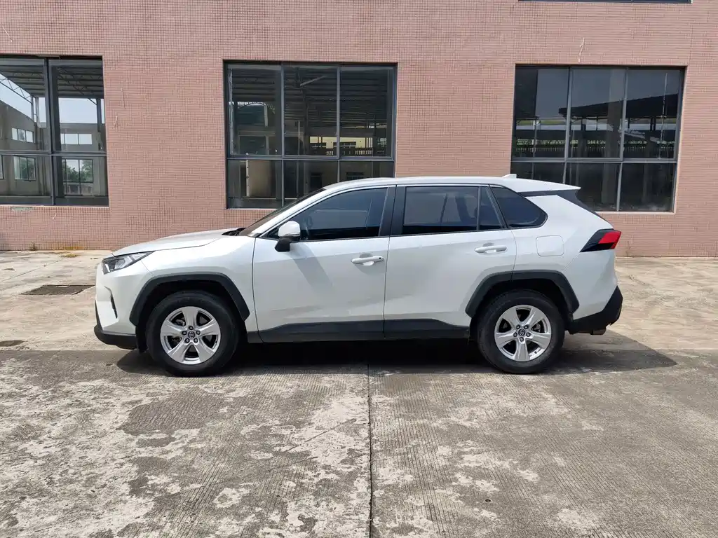 Toyota RAV4 — миниатюра 5