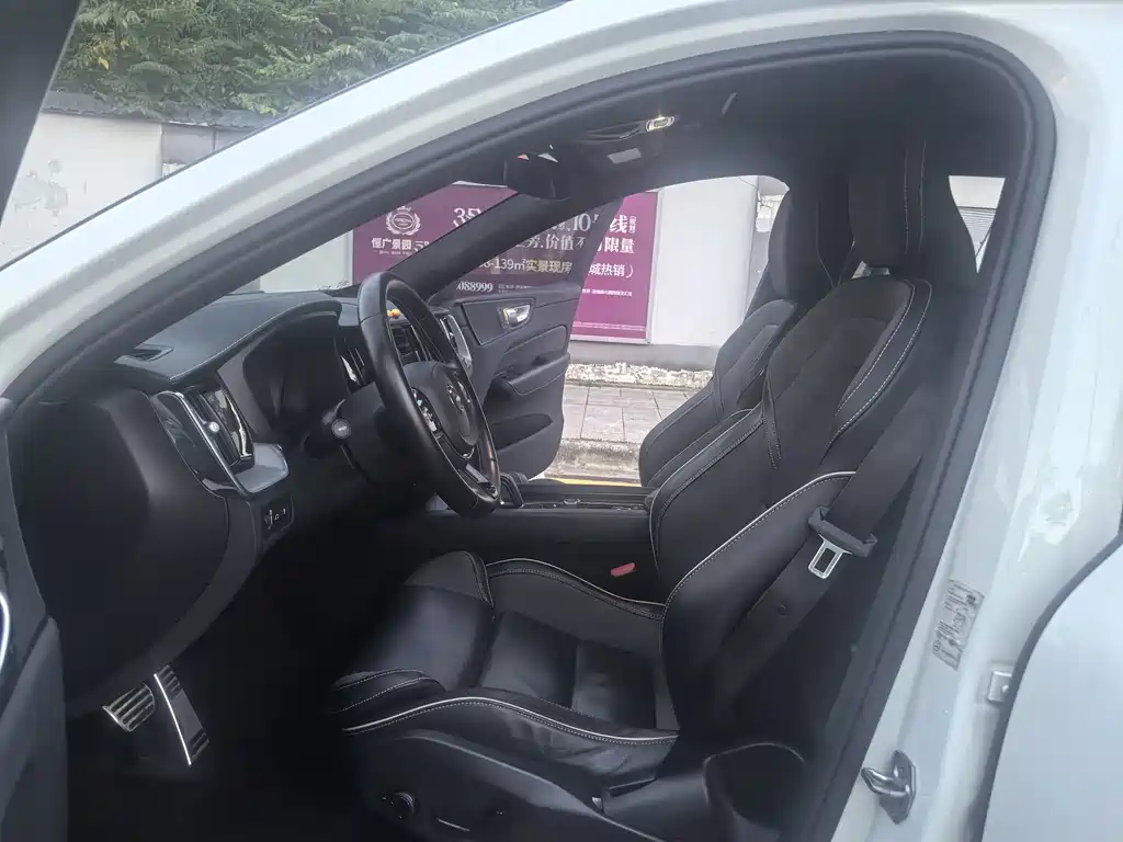 Volvo XC60 PHEV — миниатюра 18