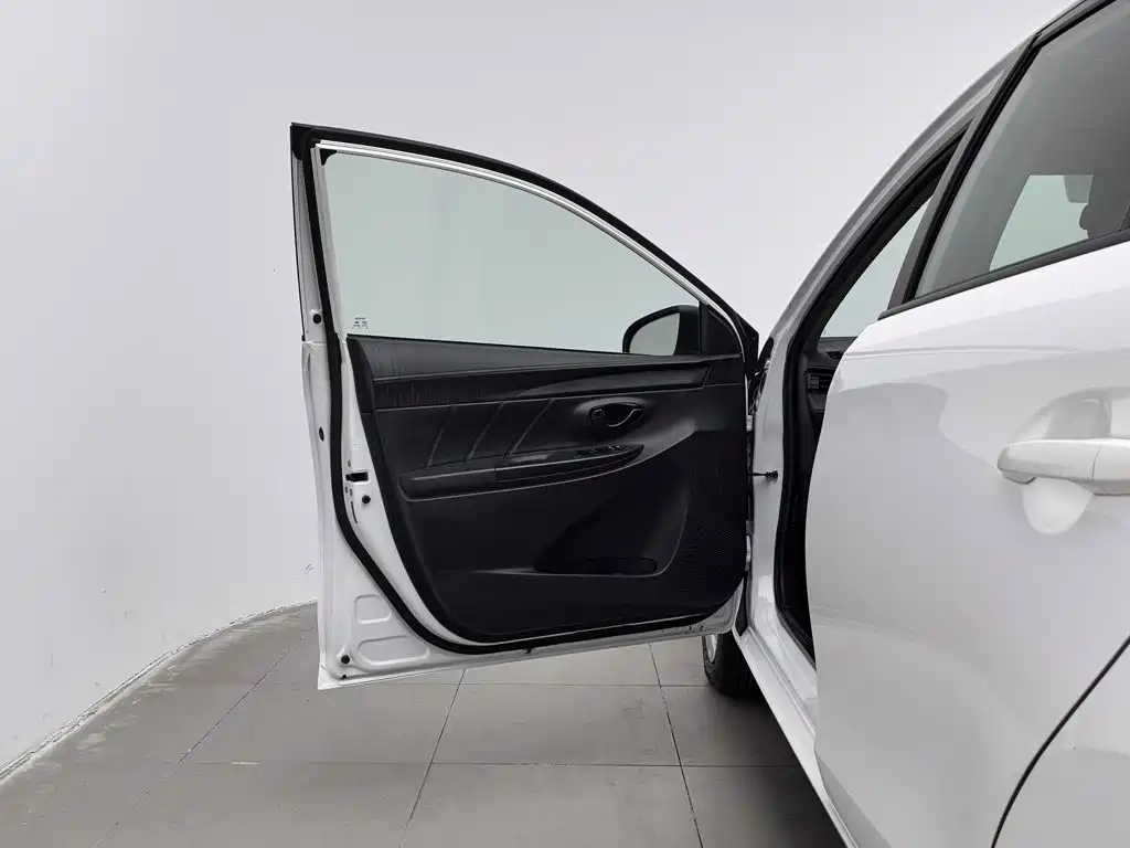 Toyota Yaris L — миниатюра 8
