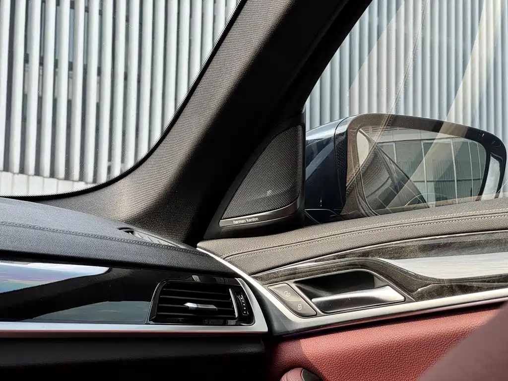 BMW 5 Series — миниатюра 10