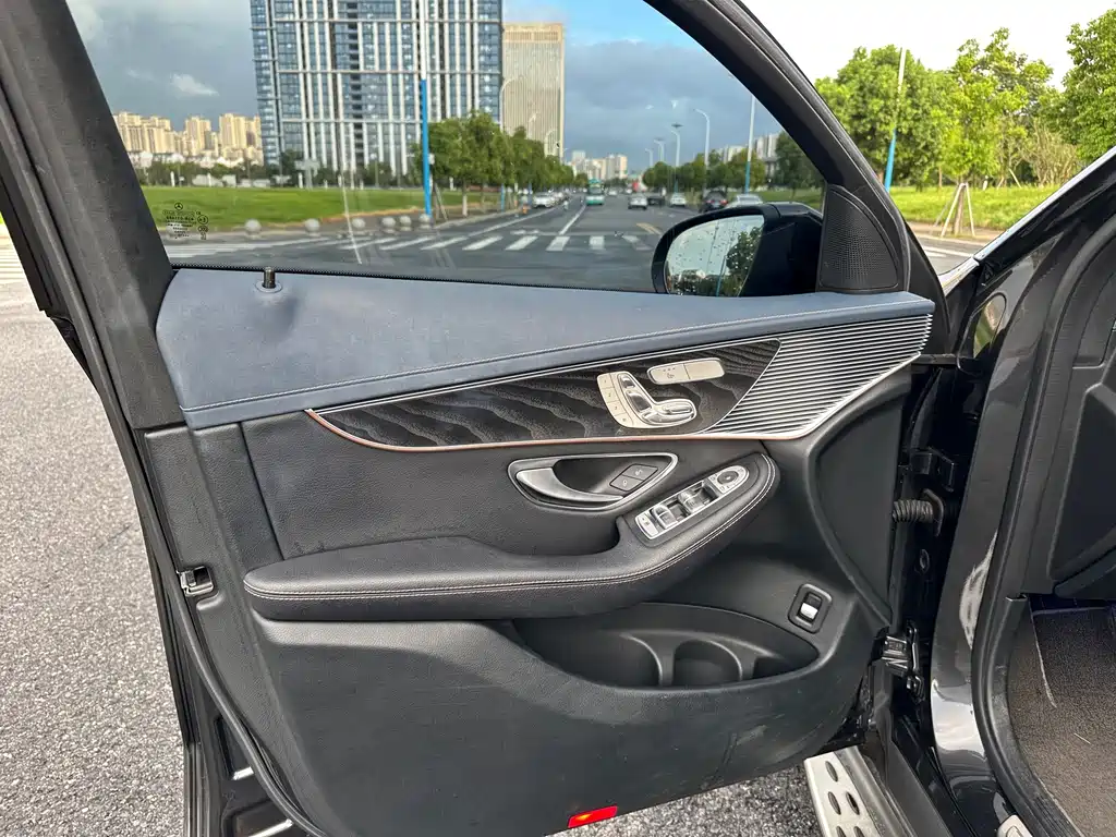 Mercedes-Benz EQC — миниатюра 12