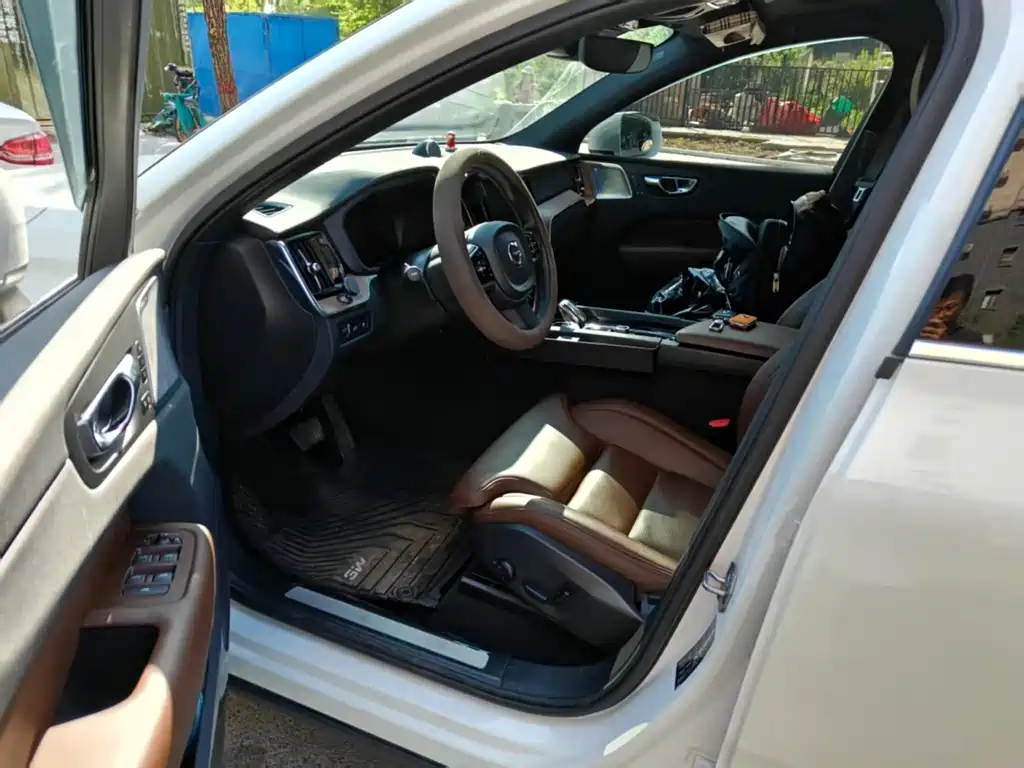 Volvo XC60 PHEV — миниатюра 6