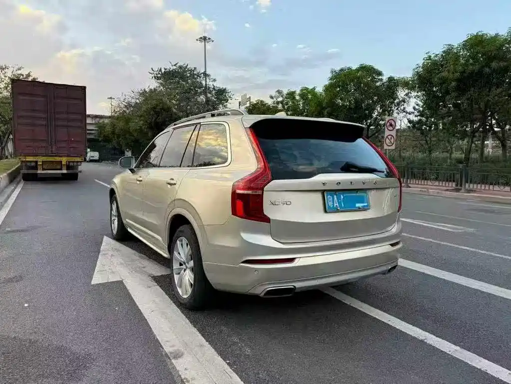 Volvo XC90 2015 T6 7 мест