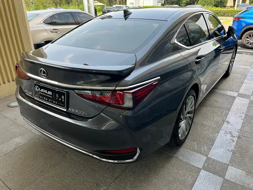 Lexus ES 2022 300h F SPORT