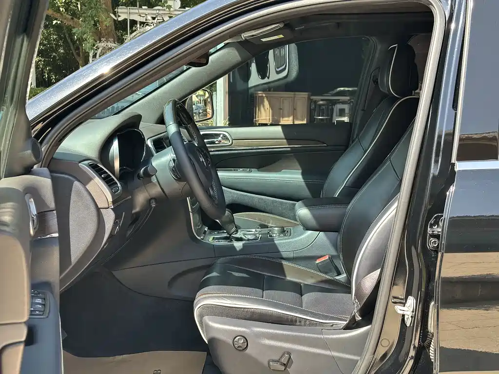 Jeep Grand Cherokee (Import) — миниатюра 7