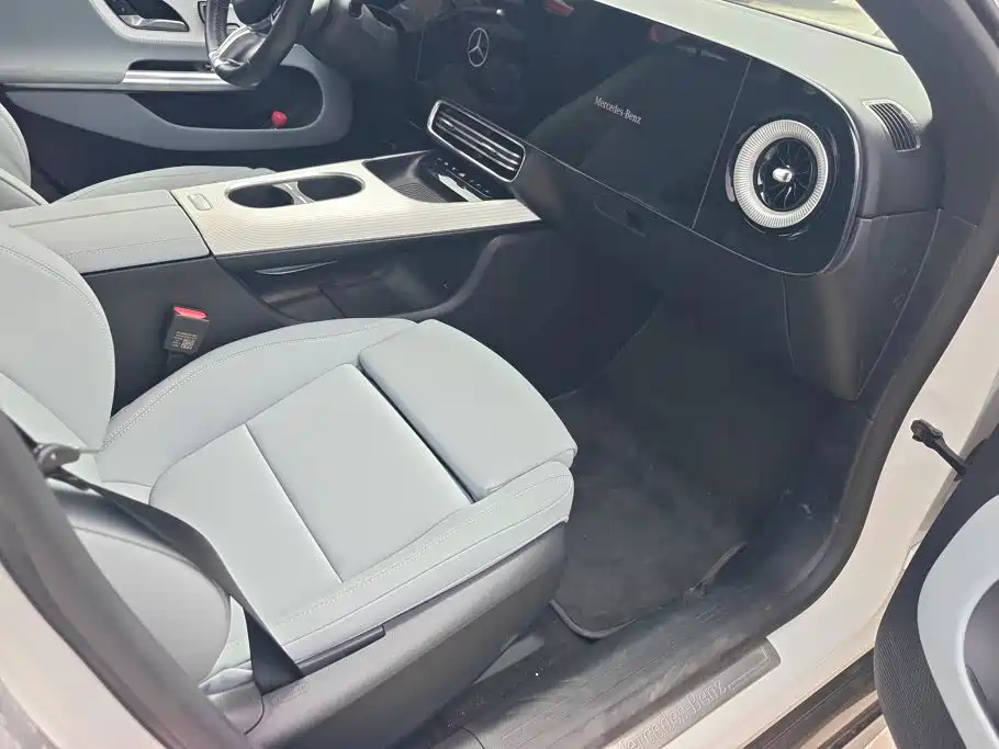 Mercedes-Benz CLA 2025 300L