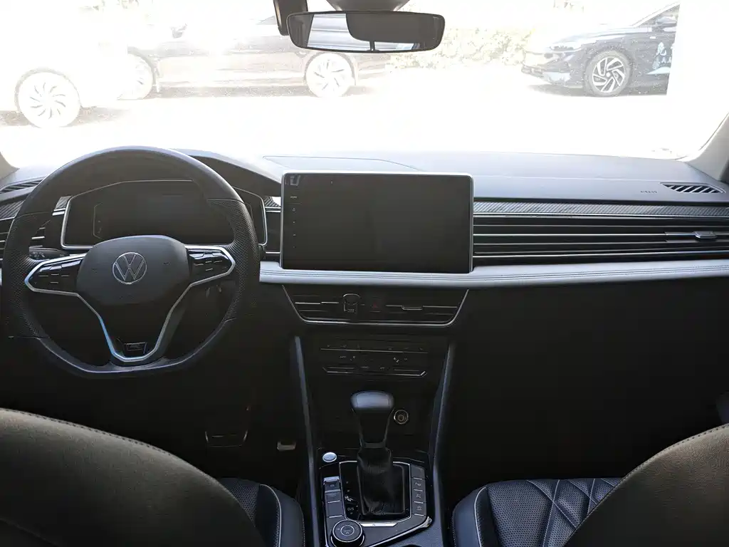 Volkswagen Tiguan L L 2023 380TSI AT R-Line 7 мест