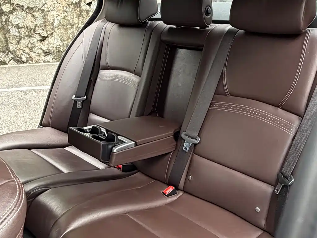 BMW 5 Series — миниатюра 9