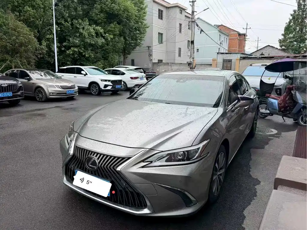 Lexus ES 2019