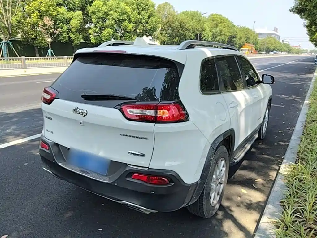 Jeep Cherokee — миниатюра 7