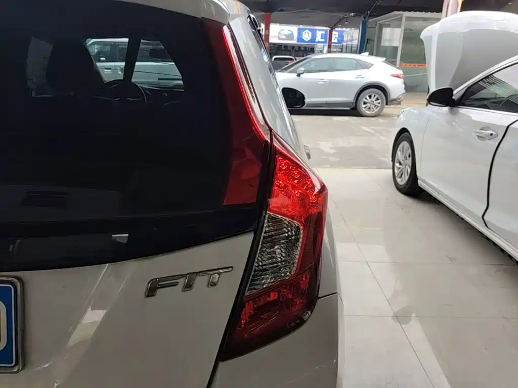 Honda Fit — миниатюра 8