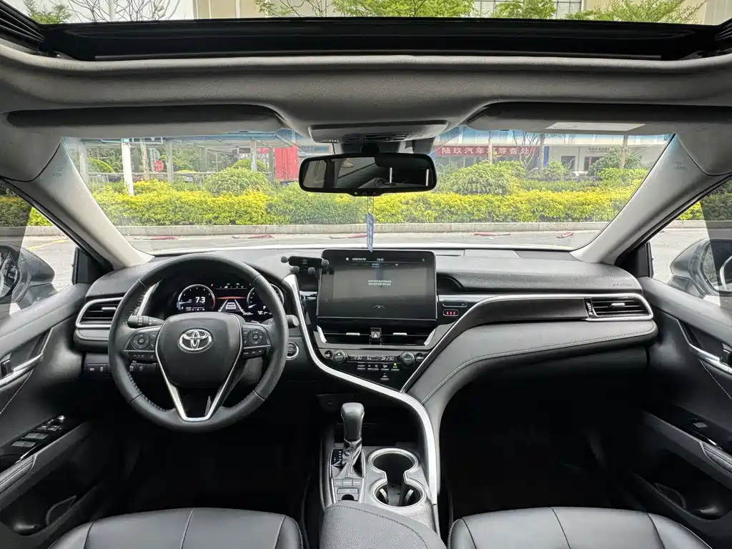 Toyota Camry — миниатюра 5