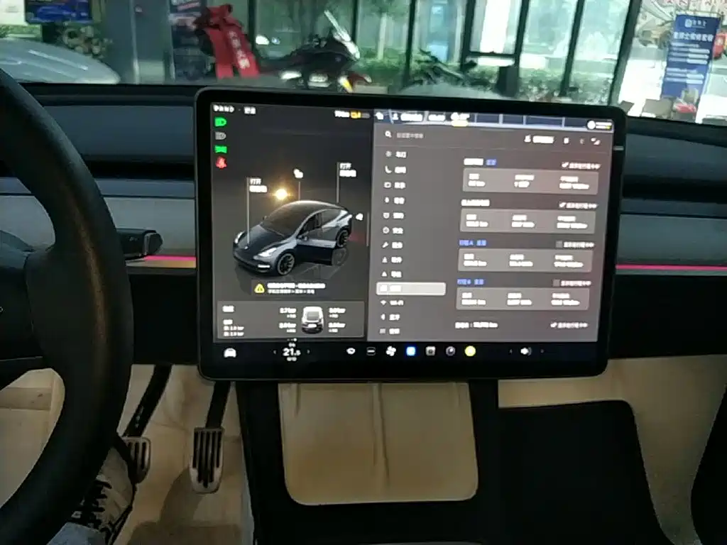 Tesla Model Y — миниатюра 13