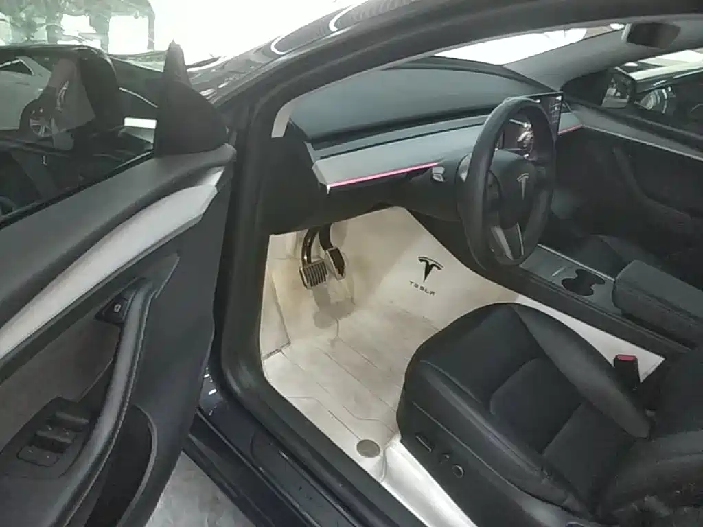 Tesla Model Y — миниатюра 16