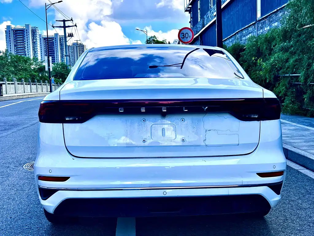 Geely Emgrand — миниатюра 8