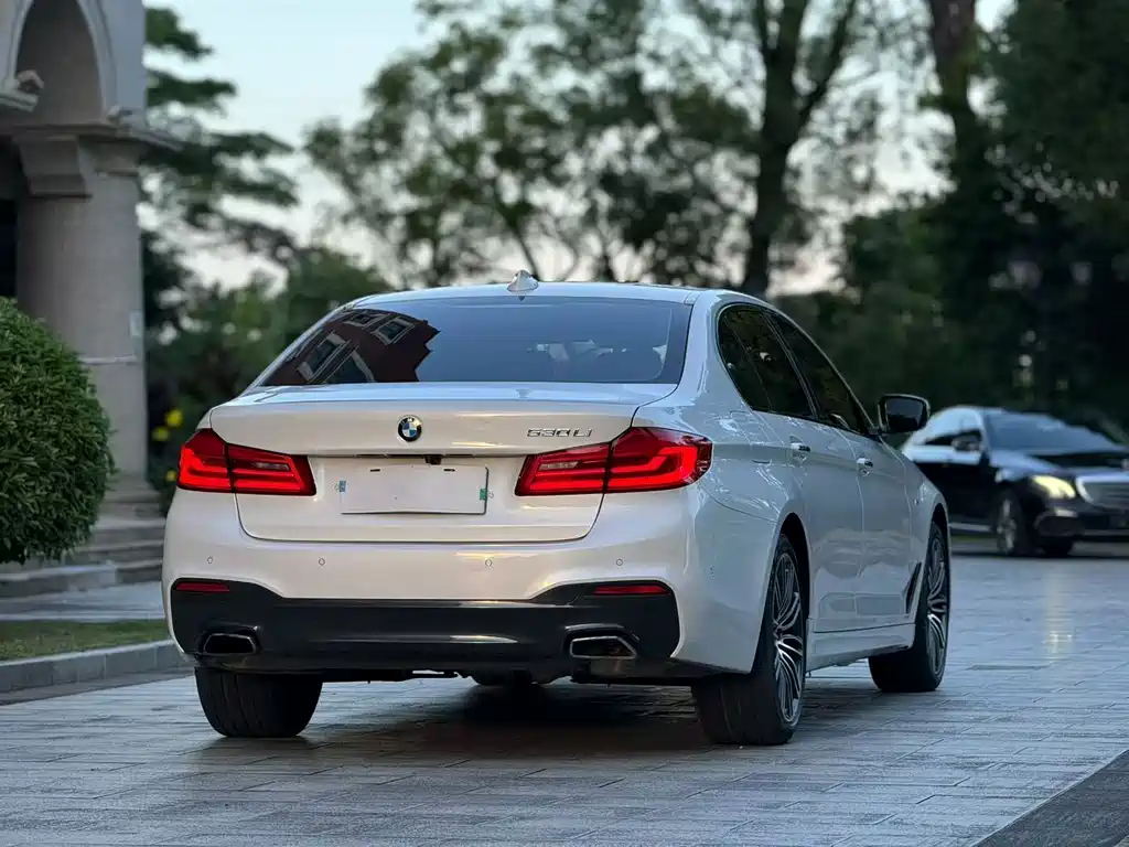 BMW 5 Series — миниатюра 8
