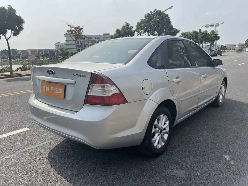 Ford Focus 2013 1.8L AT