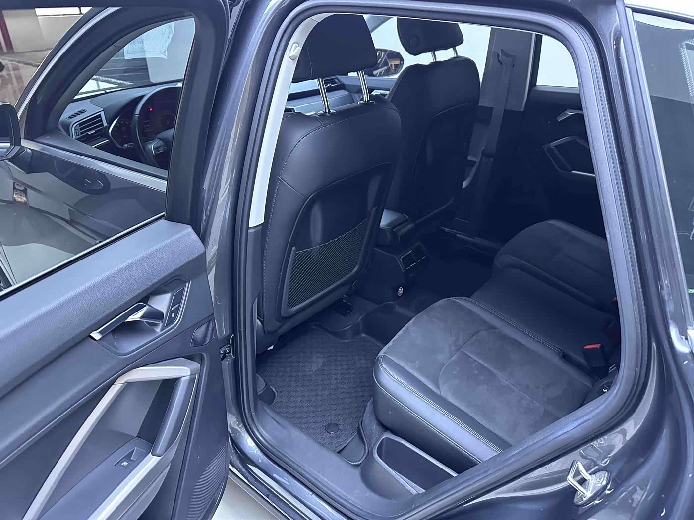Audi Q3 1.4 л 2023 г. Серебристо-серый, пробег 43000 км