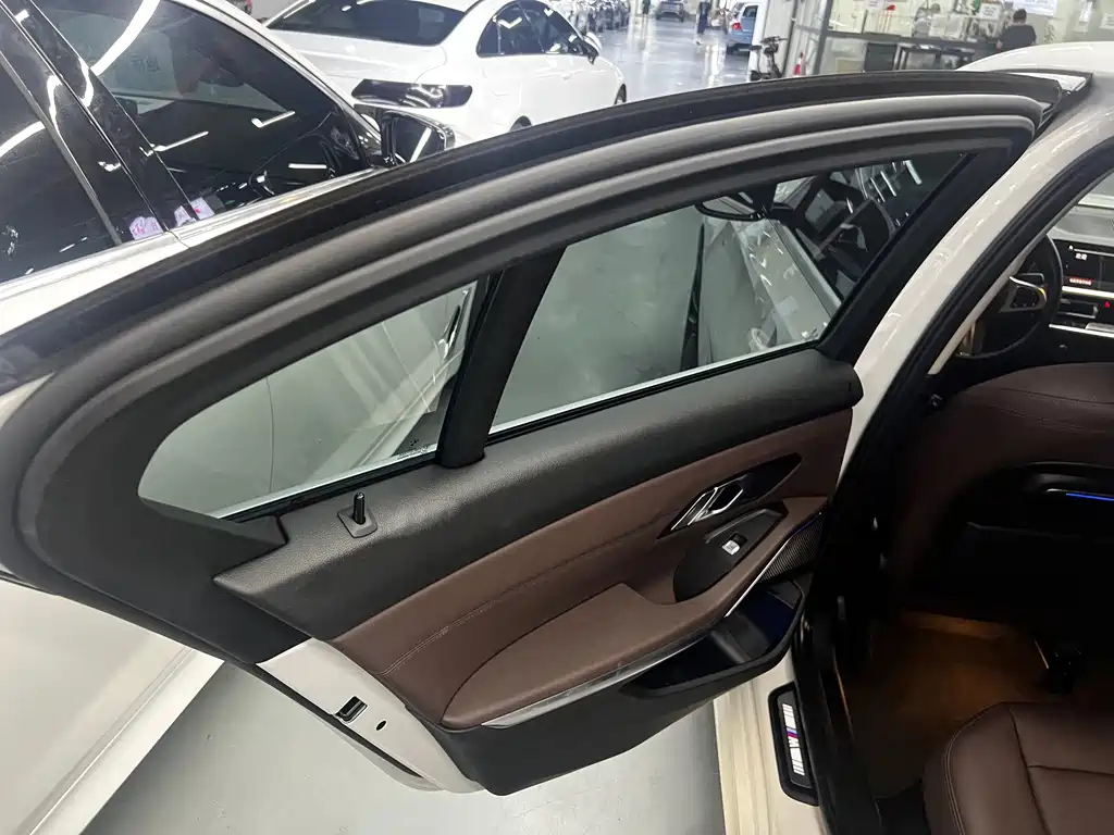 BMW 3 Series — миниатюра 8