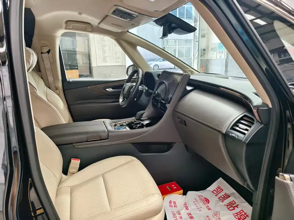 Toyota Alphard — миниатюра 6