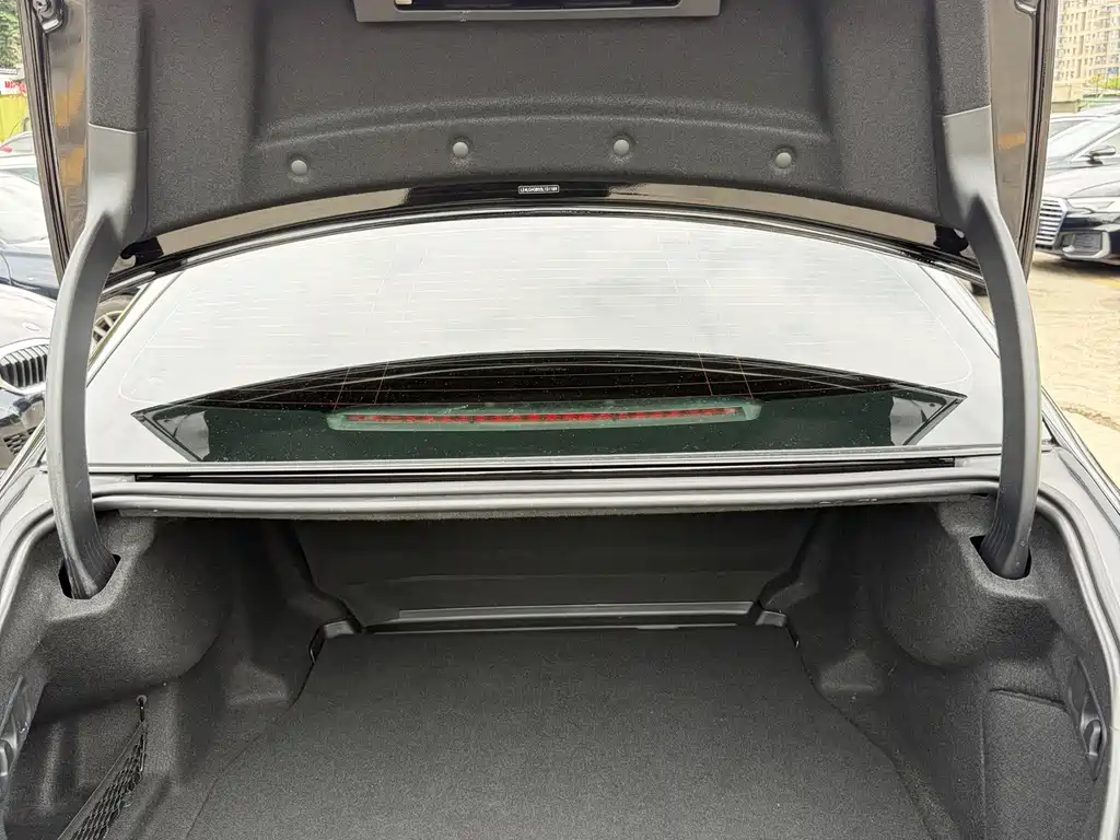 Mercedes-Benz E-Class — миниатюра 13