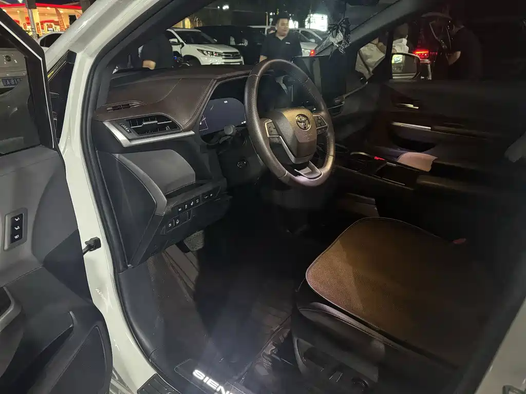 Toyota Sienna — миниатюра 7
