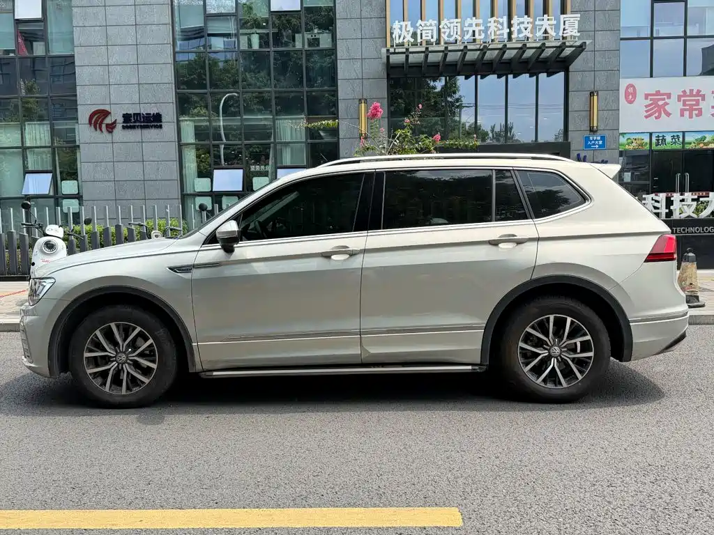 Volkswagen Tiguan L PHEV — миниатюра 3