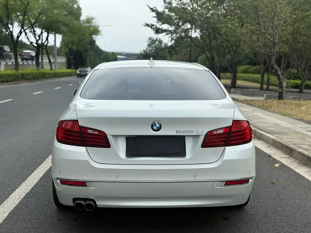 BMW 5 Series — миниатюра 8