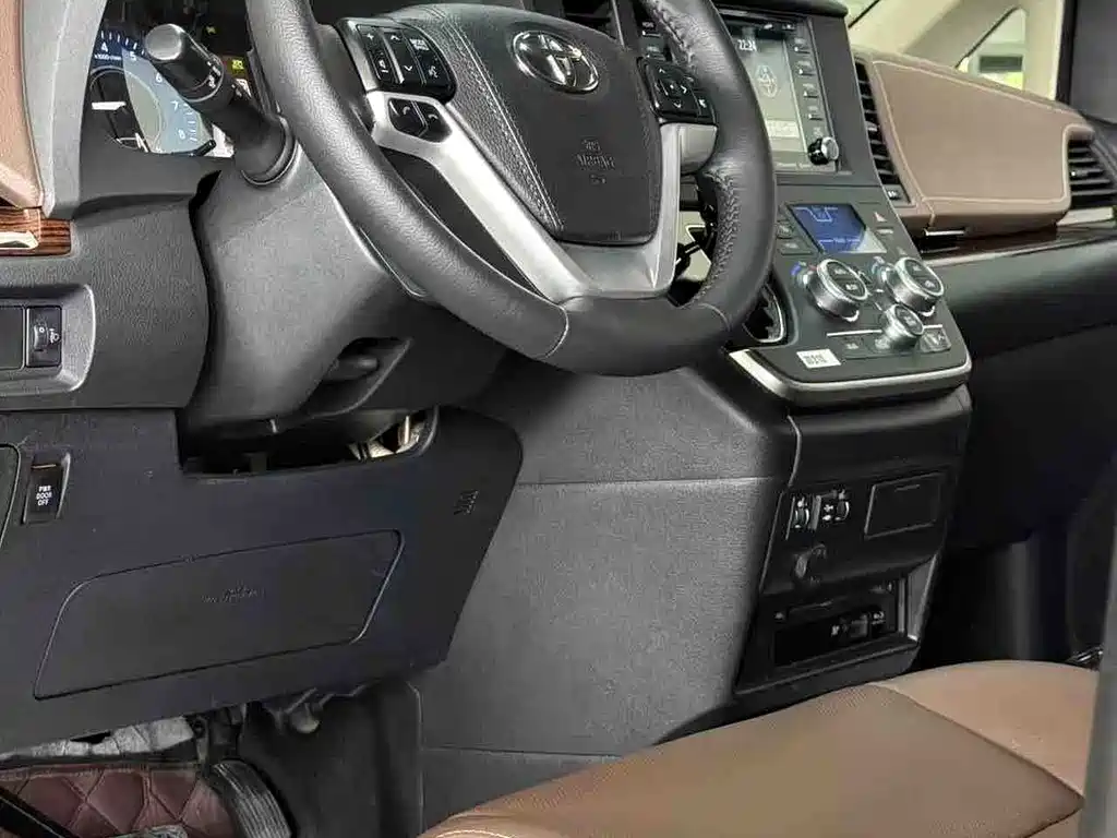 Toyota Sienna — миниатюра 4