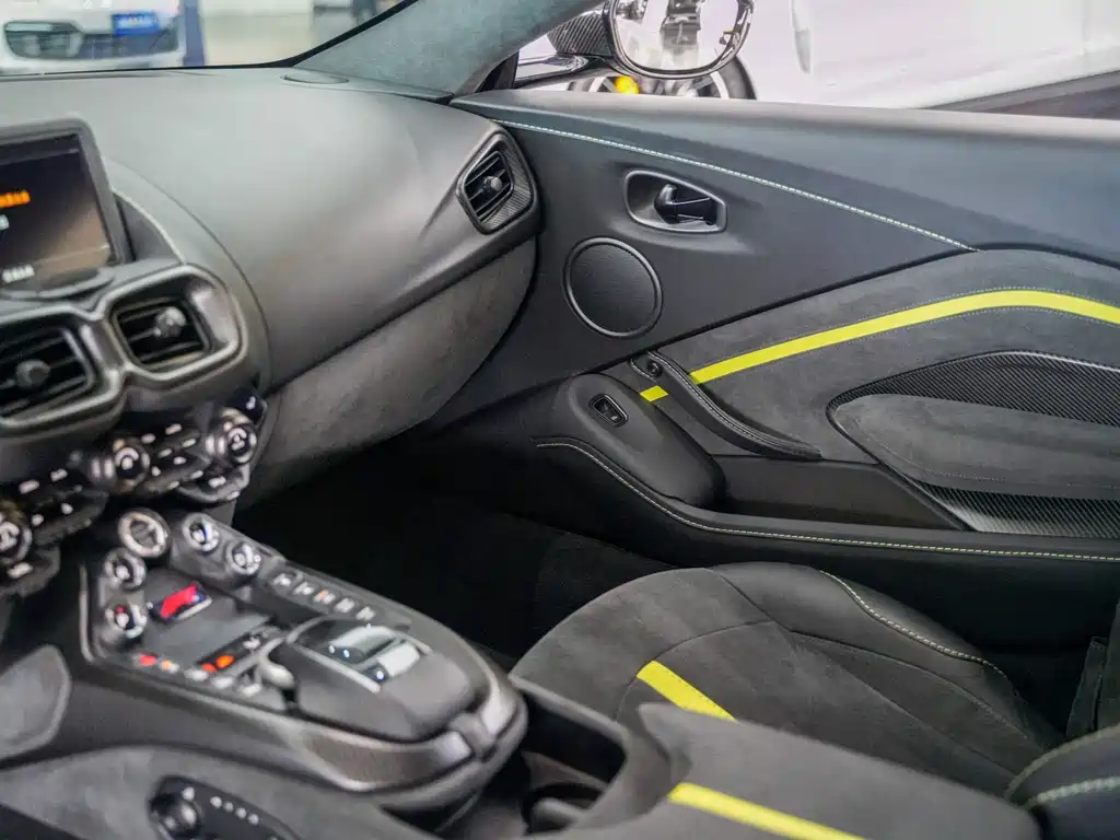 Aston Martin V8 Vantage — миниатюра 13