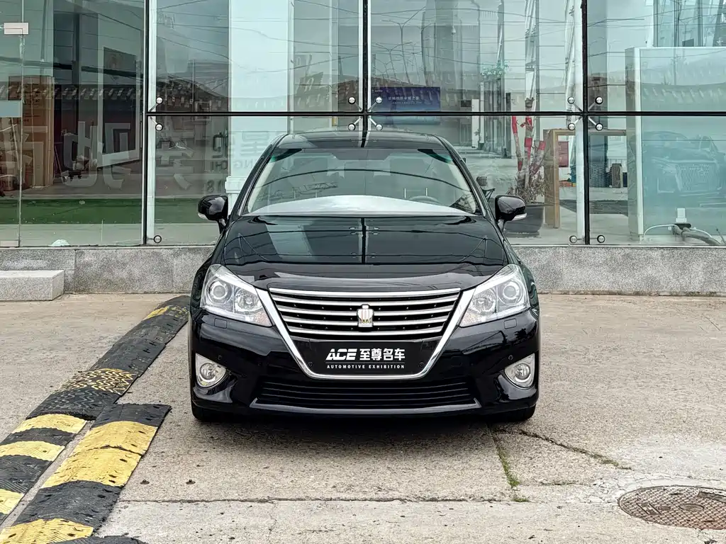 Toyota Crown — миниатюра 2