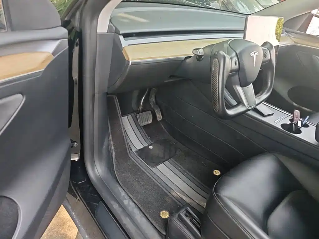 Tesla Model Y — миниатюра 16