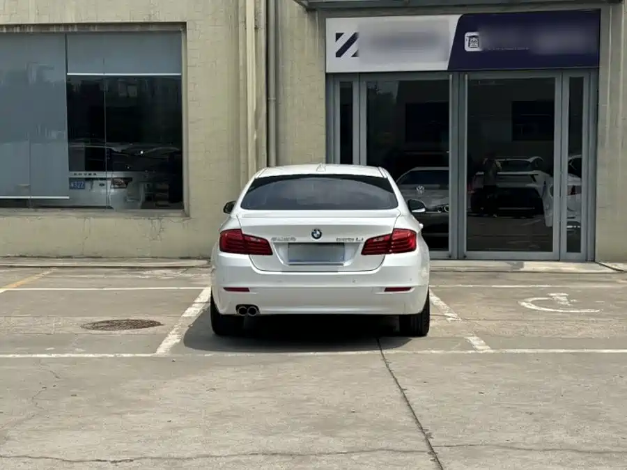 BMW 5 Series — миниатюра 8