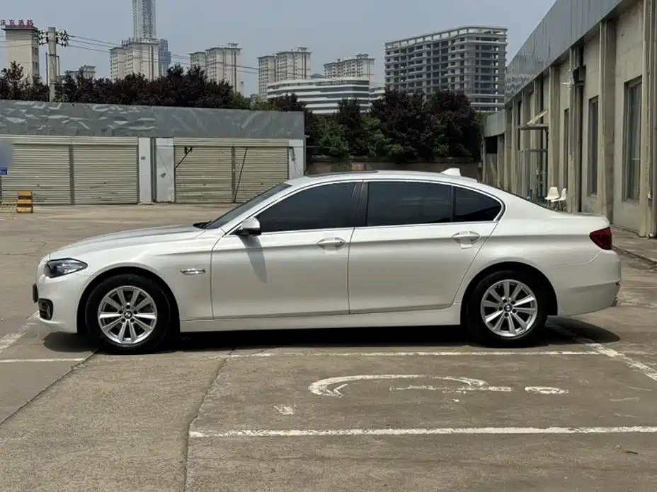 BMW 5 Series — миниатюра 6